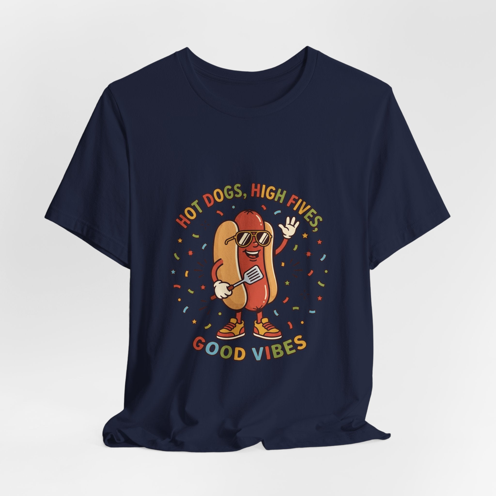 Hot Dog High Fives T-Shirt | BBQ, 4. Juli, Patriotischer Retro-Grill-Humor